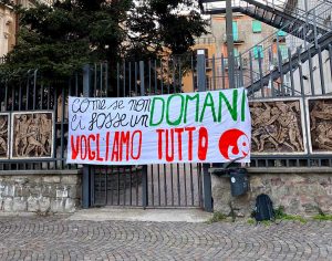 Viterbo - Lo striscione affisso dalla Rete studenti medi