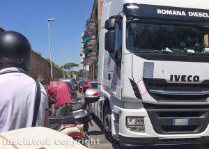 Civitavecchia - I tir d’intralcio sulla strada