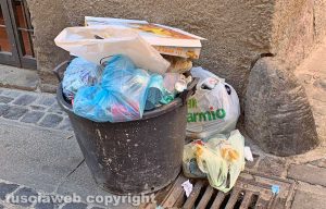 Viterbo - Spazzatura in via Orologio Vecchio