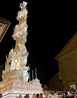 Gloria di fronte al santuario