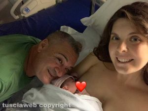 La piccola Aurora con la mamma Giulia Prosperoni e il papà Franco Familari