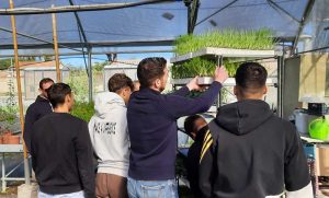 Tarquinia - Gli studenti di Agraria del Cardarelli con le piantine donate dall'azienda agricola Latini
