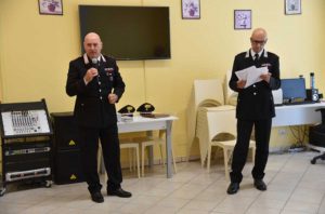 Grotte di Castro - I carabinieri al centro anziani - Il luogotenente Stefano Dal Canto e il maggiore Antonino Zangla