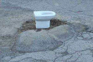 Viterbo - Il water posizionato in una buca a Sant'Angelo