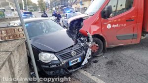 Viterbo - Il camion di un corriere va a sbattere contro un'auto