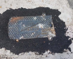 Capranica - Il tombino dove è stato danneggiato il cavo della linea telefono e internet