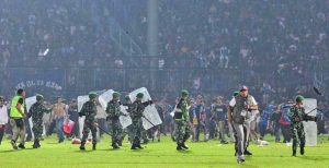 Indonesia - Scontri allo stadio dopo una partita di calcio