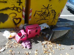 Viterbo - Rifiuti abbandonati al quartiere Ellera e Pianoscarano