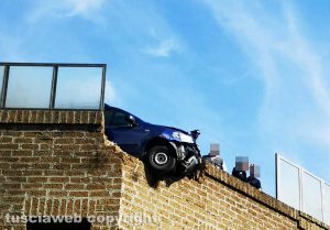 Capranica - Incidente - Sfonda un muretto e rischia di finire nella strada sottostante