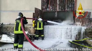 Viterbo - In fiamme deposito di calzature sulla Teverina