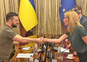 Volodymyr Zelensky e Roberta Metsola