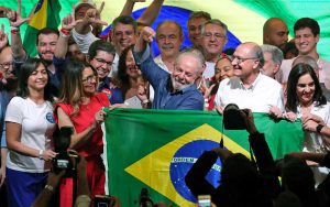 Brasilia - Luiz Inácio Lula da Silva festeggia la vittoria alle elezioni