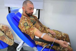 Un militare dell'Aves durante la donazione