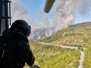 Incendi - Esercito - Uno specialista di bordo in fase di avvicinamento al rogo