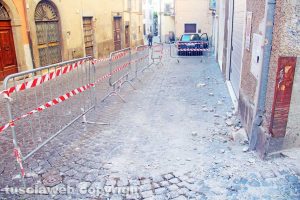Viterbo - Il cornicione caduto in via Mazzini