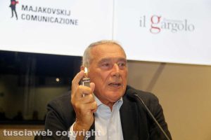I pirati della bellezza - Pietro Grasso con l'accendini donato da Giovanni Falcone