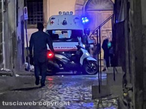 Viterbo - Lite finisce a botte in pieno centro, donna a terra soccorsa dal 118