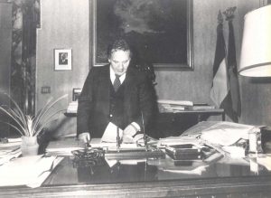 Luigi Petroselli al lavoro al Campidoglio