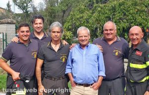 La squadra dei vigili del fuoco di Viterbo e il loro collega iin pensione Luciano Rampolli