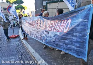 Viterbo - Protesta comitato Non ce la beviamo sotto il comune