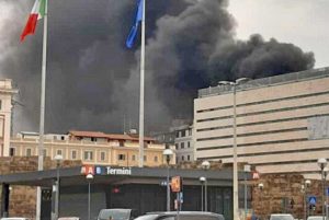 Roma - Incendio vicino alla stazione Termini