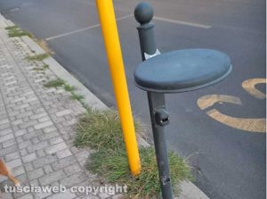 Viterbo - Il cestino mancante in via Raffaello