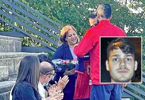 Alessandro Cuboni consegna un mazzo di fiori alla mamma di Ruben Ciarlanti