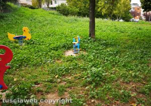 Il parco giochi alla Grotticella in stato di abbandono