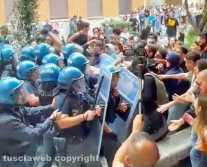 Roma - Scontri tra studenti e polizia davanti alla facoltà di Scienze politiche della Sapienza