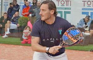 Francesco Totti mentre gioca a padel