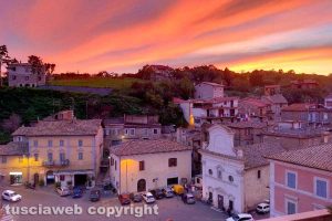 Carbognano - I mille colori del tramonto su piazza San Filippo