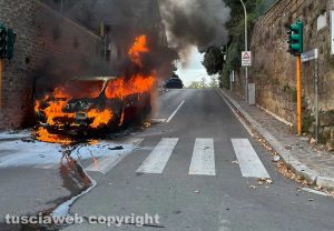 Furgoncino in fiamme