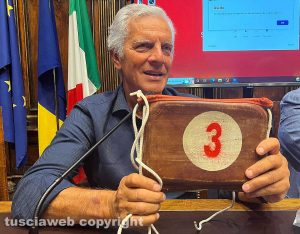 Massimo Mecarini con la spalletta numero tre all'asta
