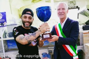 Vetralla - Il sindaco Sandrino Aquilani alla pizzeria La storia