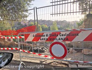 Civita Castellana - Auto sfonda un muretto
