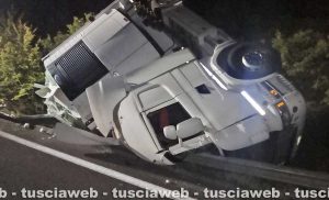 Viterbo - Camion ribalta in superstrada