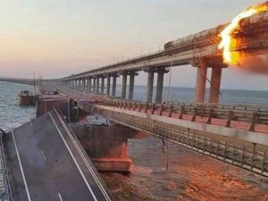 Incendio sul ponte fra Russia e Crimea