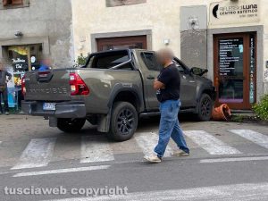 La Quercia - Pick-up va asbattere contro il muro di un negozio