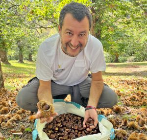 Salvini a caccia di castagne a Caprarola