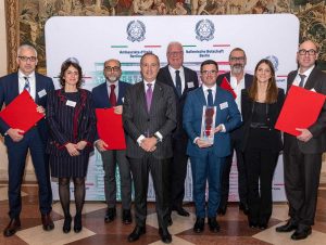 L’ambasciatore d’Italia in Germania Armando Varricchio con i vincitori del premio Mercurio 2022