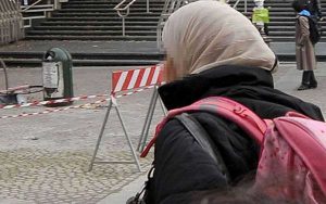 Una donna col velo islamico - Foto d'archivio