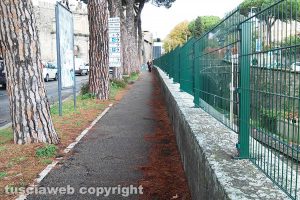 Viterbo - Il marciapiede che costeggia la stazione di Porta Romana