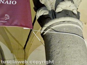 Viterbo - Lo striscione della mostra "Michelangelo e la cappella Sistina" deturpa i portici di piazza del comune