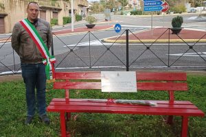 Latera - Inaugurata la panchina rossa