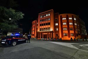 25 novembre - Caserma dei carabinieri illuminata di arancione