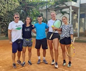 Caroline Brack con Paolo Ricci e altri atleti