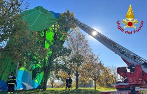 Udine - Mongolfiera finisce contro albero