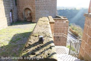 Civita Castellana - Un filtro di un motorino in via delle Piagge, bottiglie di birra e vino abbandonate