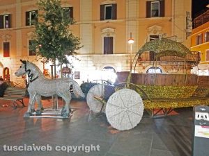 Luminarie di Natale in allestimento a Civitavecchia