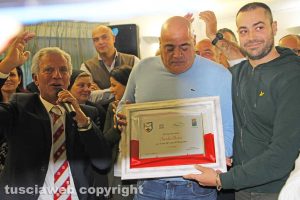 La targa a Sandro Rossi per i 40 anni da facchino